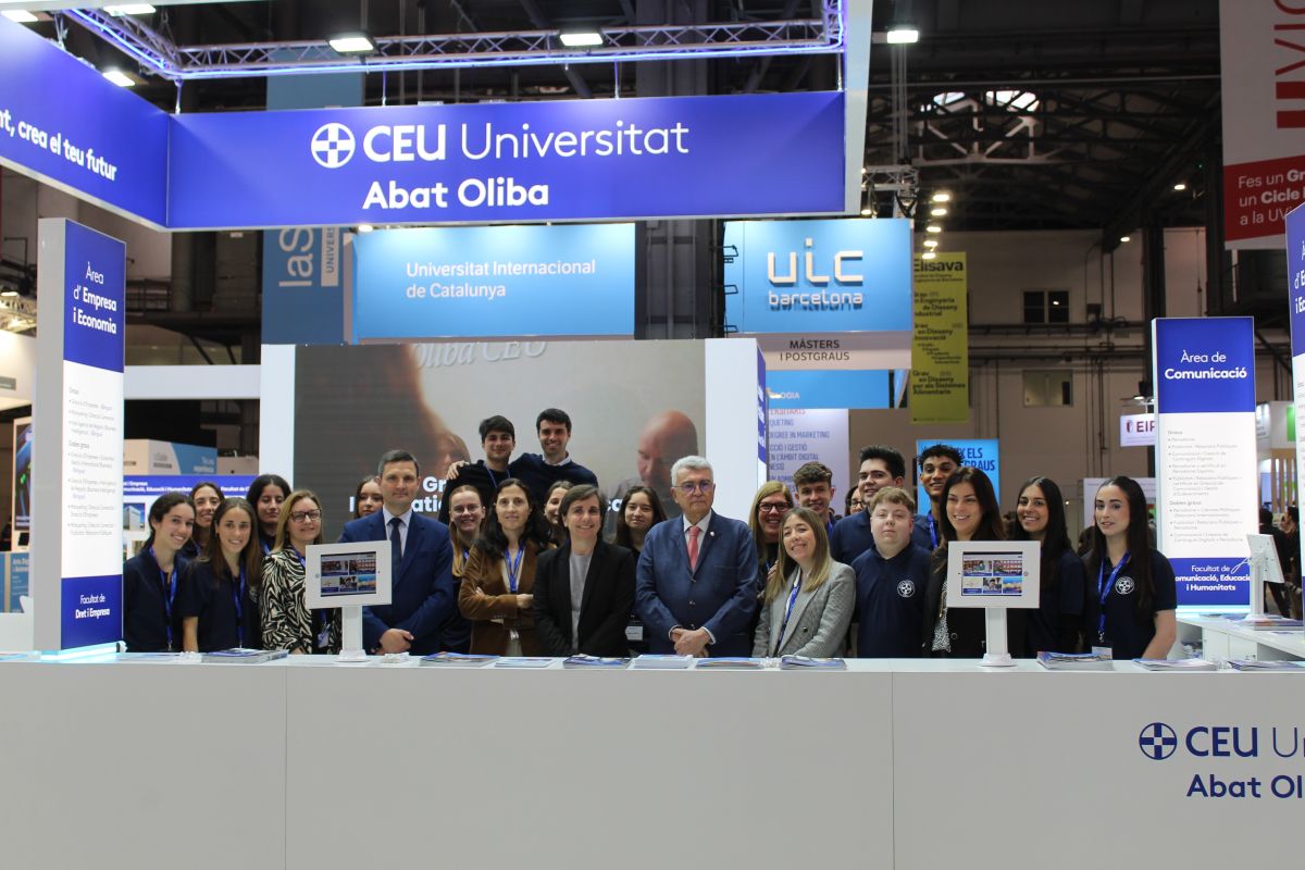 El grado en Medicina, gran novedad de la CEU UAO en el Saló de l’Ensenyament