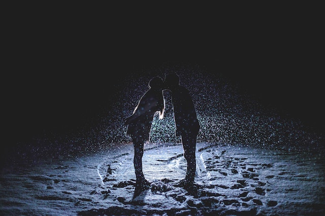 Joves més estrategs a l’amor que els seus a pares 