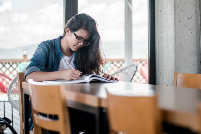 La Universitat responde con más becas y flexibilidad