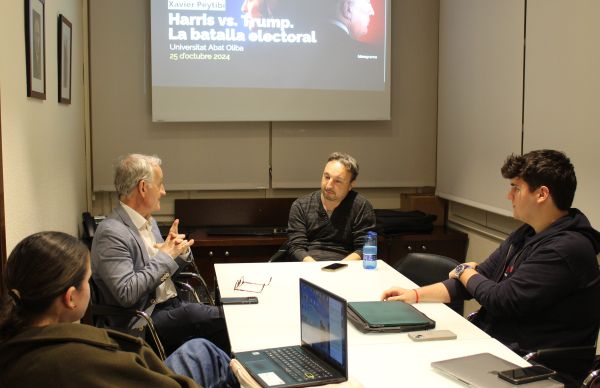 Estudiantes de la Universitat analizan las elecciones de EEUU, junto al experto Xavier Peytibi