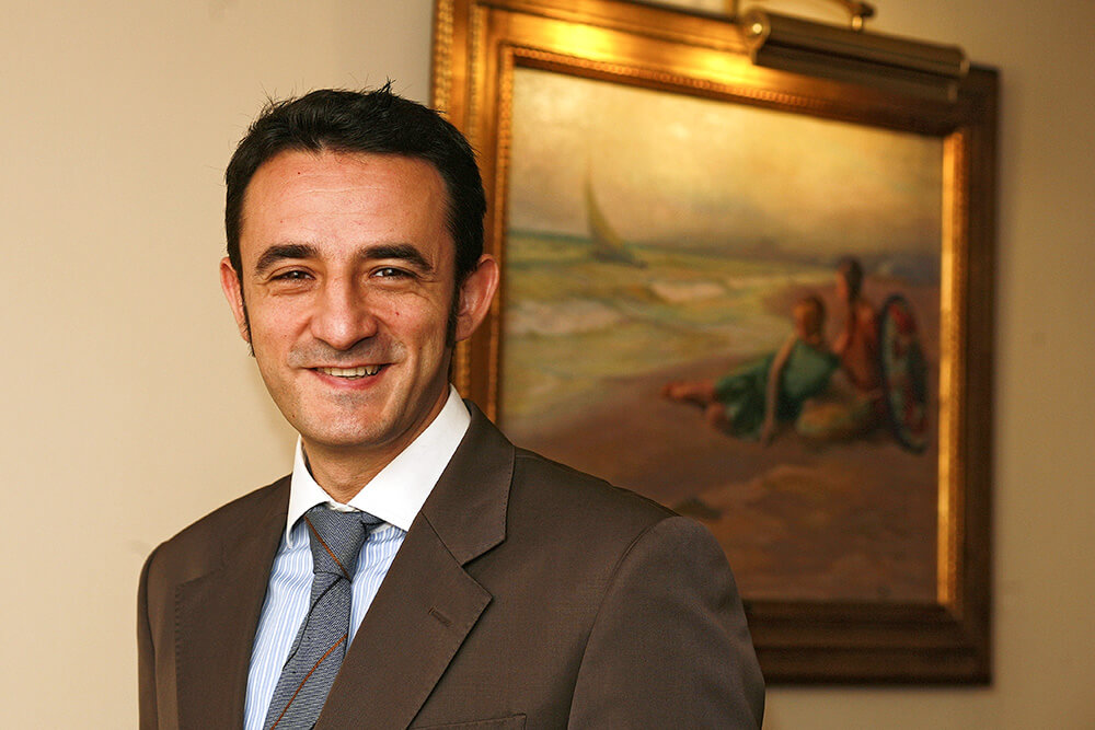 Esaú Alarcón presenta su tesis sobre el modelo 720