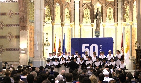 Punto final al cincuentenario con el ‘virolai’ de la Escolanía de Montserrat