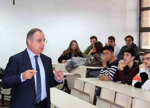 El director general prefiere la brújula al reloj