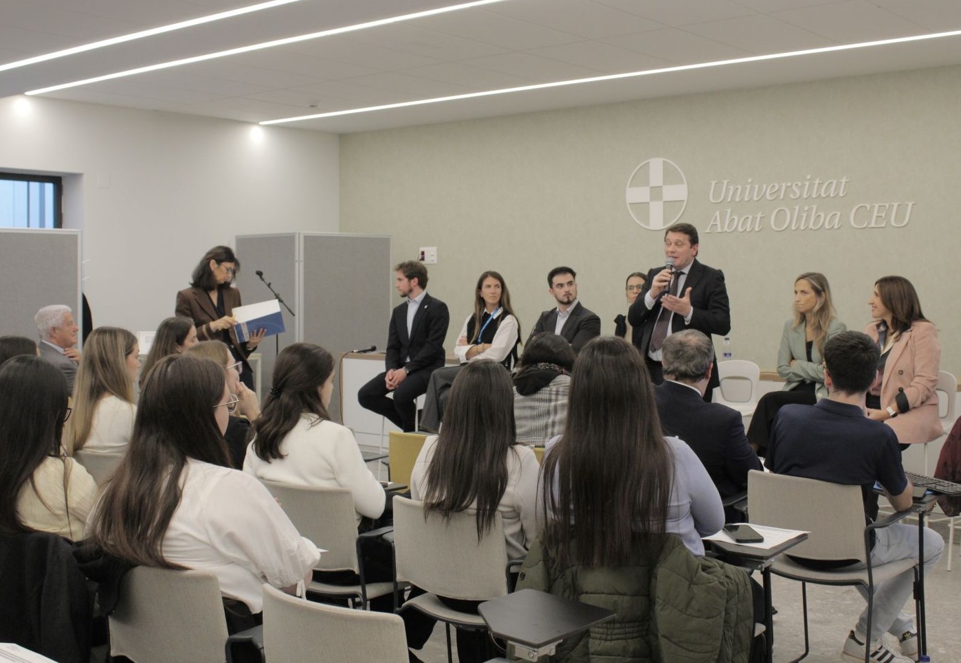 La Universitat acerca el mundo jurídico a sus estudiantes en una nueva edición de la Jornada de Despachos Profesionales 