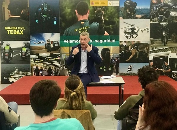 Periodistes d'investigació en contacte amb la font