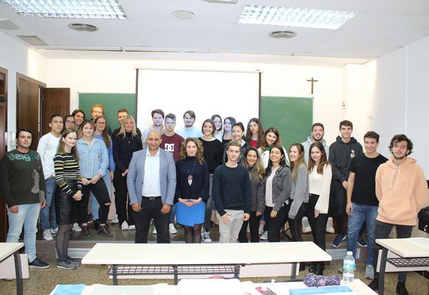 “No estudiáis diseño gráfico, sois periodistas”