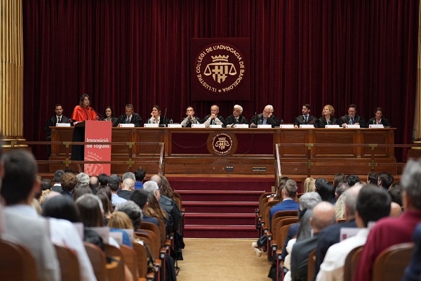Entrega de togas a una nueva promoción de abogacía